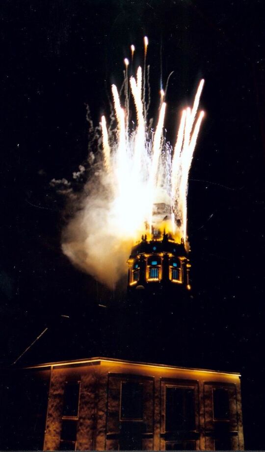 Dresdner Rathausturm während des Stadtfestes 2003