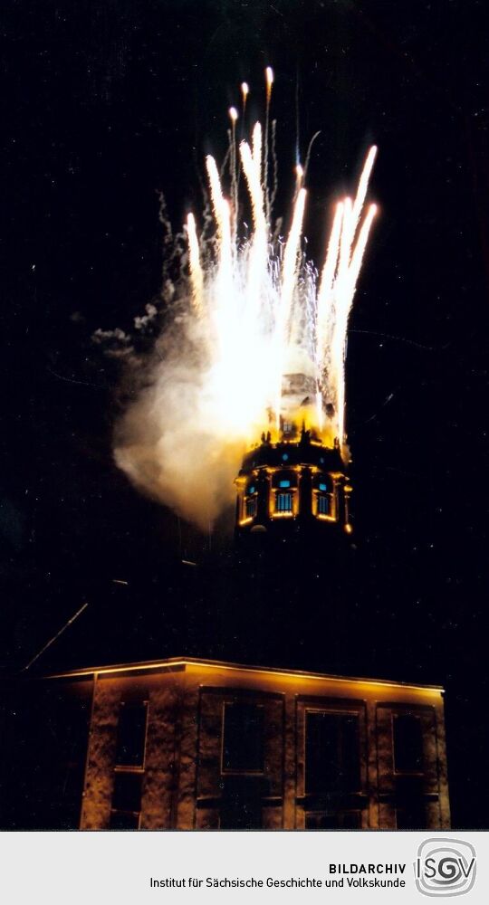 Dresdner Rathausturm während des Stadtfestes 2003