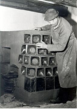 Bild: Aufstellen eines alten Ofens im Sorbischen Museum Bautzen