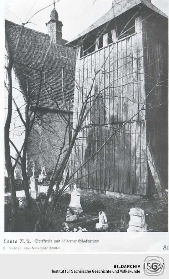 Kirche und Glockenturm in Lauta