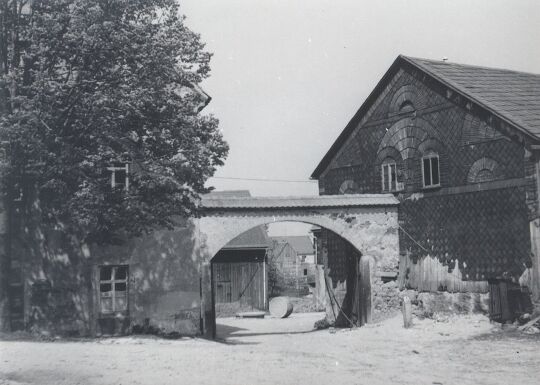 Tor eines Bauernhofes in Säuritz