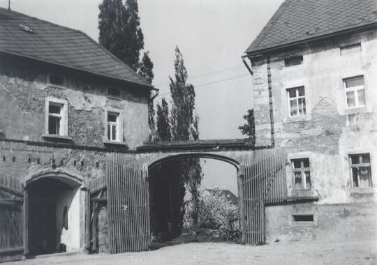 Tor eines Bauernhofes in Jauer