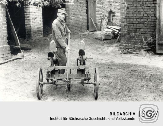 Landwirtschaftliches Arbeitsgerät in Bluno, Lochmaschine
