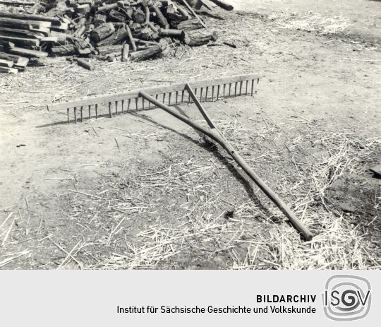 Landwirtschaftliches Arbeitsgerät in Sabrodt, Holzrechen