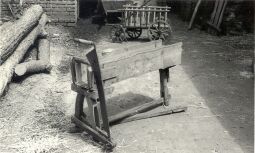 Bild: Landwirtschaftliches Arbeitsgerät in Sabrodt, Strohschneidestock