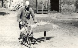 Bild: Landwirtschaftliches Arbeitsgerät in Bluno, Strohschneidestock