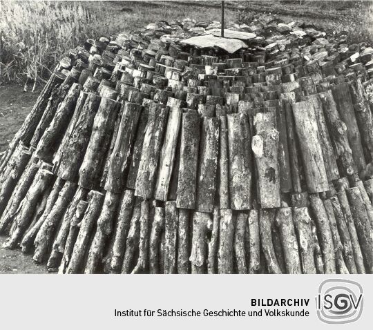 Holzkohlenherstellung in Rietschen, Kohlenmeiler