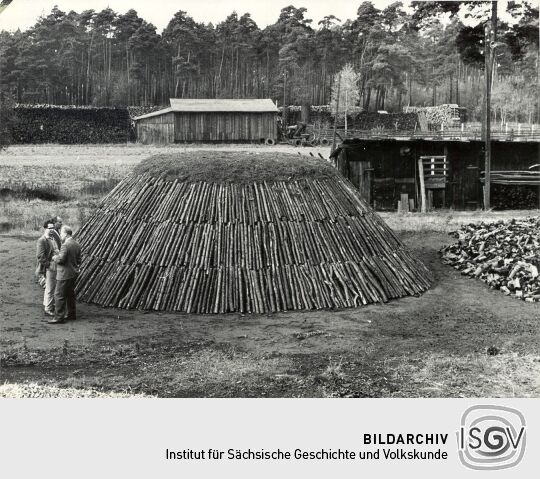 Holzkohlenherstellung in Rietschen, Kohlenmeiler