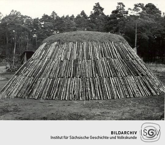 Holzkohlenherstellung in Rietschen, Kohlenmeiler