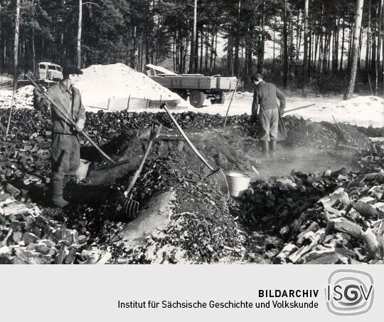 Holzkohlenherstellung in Rietschen, Abtragung des Kohlenmeilers
