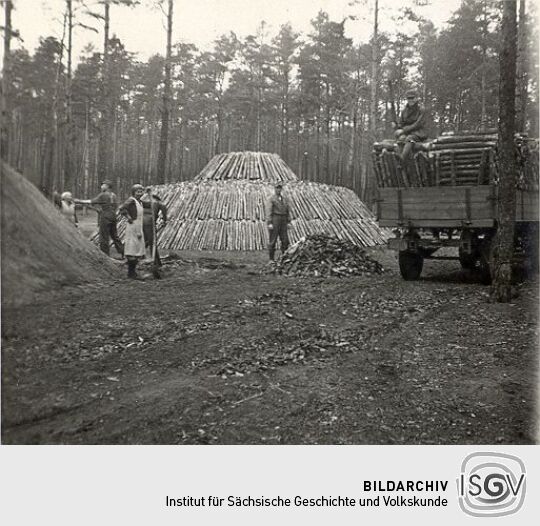 Holzkohlenherstellung in Rietschen, Aufbau eines Meilers