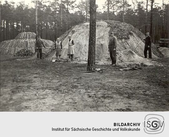 Holzkohlenherstellung in Rietschen, Aufbau eines Meilers