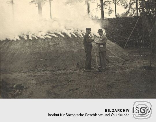 Holzkohlenherstellung in Rietschen, Aufbau eines Meilers
