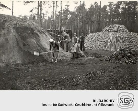 Holzkohlenherstellung in Rietschen, Aufbau eines Meilers