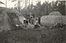 Bild: Holzkohlenherstellung in Rietschen, Aufbau eines Meilers