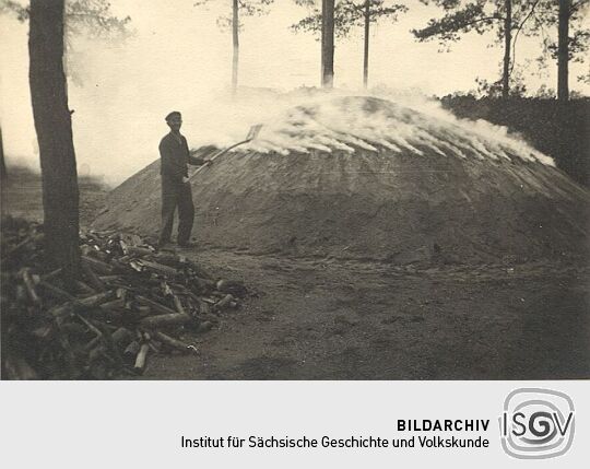 Holzkohlenherstellung in Rietschen, Aufbau eines Meilers