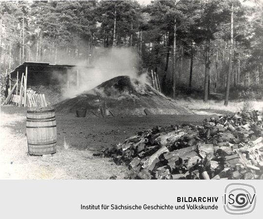 Holzkohlenherstellung in Rietschen, Aufbau eines Meilers