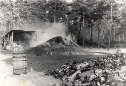 Bild: Holzkohlenherstellung in Rietschen, Aufbau eines Meilers