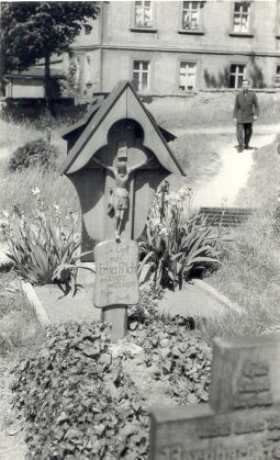 Bild: Grabkreuz in Crostwitz