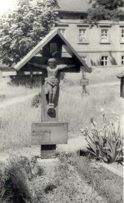 Bild: Grabkreuz in Crostwitz