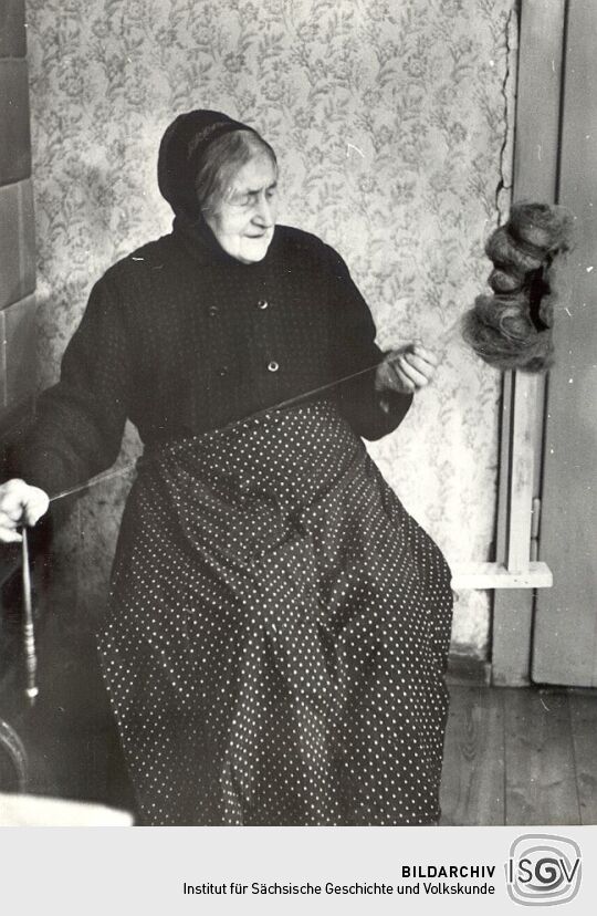 Spinnende Frau in Sprey