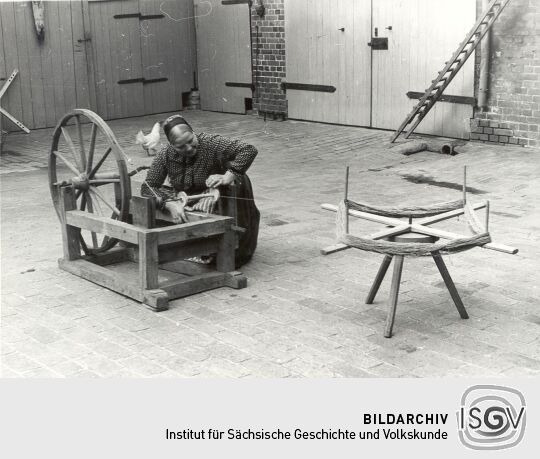 Frau mit Seilerrad in Bluno