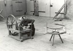 Bild: Frau mit Seilerrad in Bluno