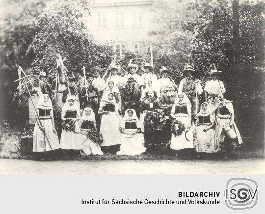 Landarbeitergruppe aus Crostwitz in Arbeitstracht