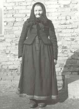 Bild: Kirchgangstracht im Winter aus Nochten