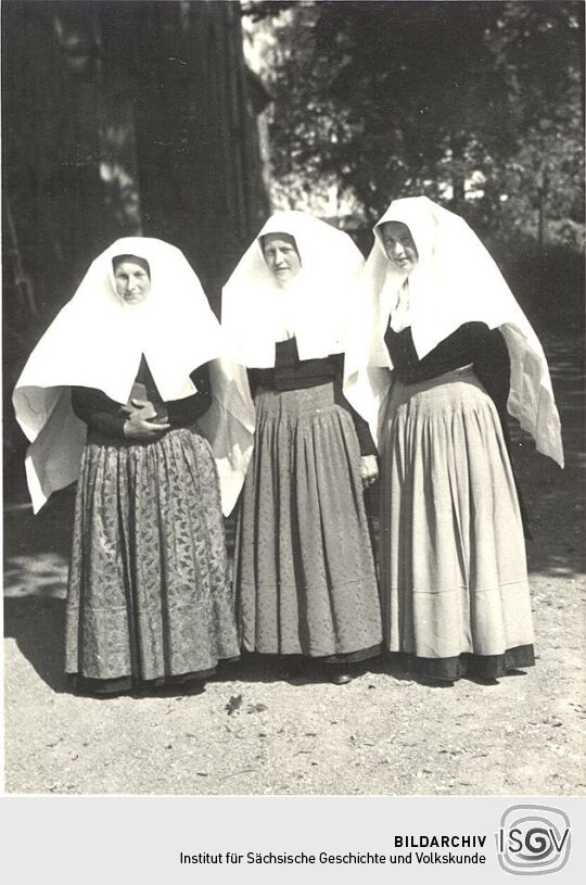 Kirchgangstracht mit weißleinenem Kopftuch aus Radibor