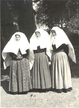 Bild: Kirchgangstracht mit weißleinenem Kopftuch aus Radibor