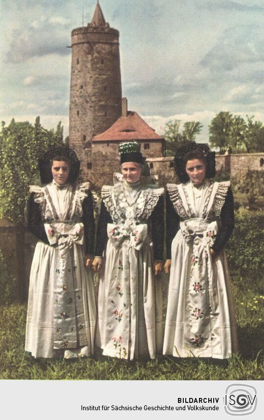 Sorbische katholische Braut mit Ehrendamen