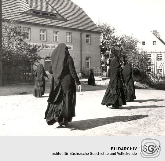 Heimweg von einer Beerdigung in Crostwitz