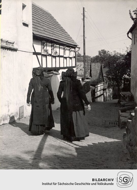 Heimweg vom Gottesdienst in Panschwitz-Kuckau