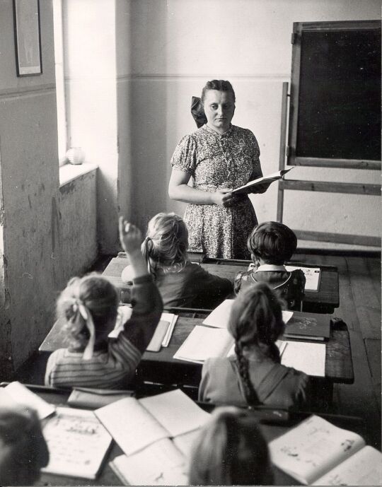 Lehrerin in Volkstracht in Crostwitz
