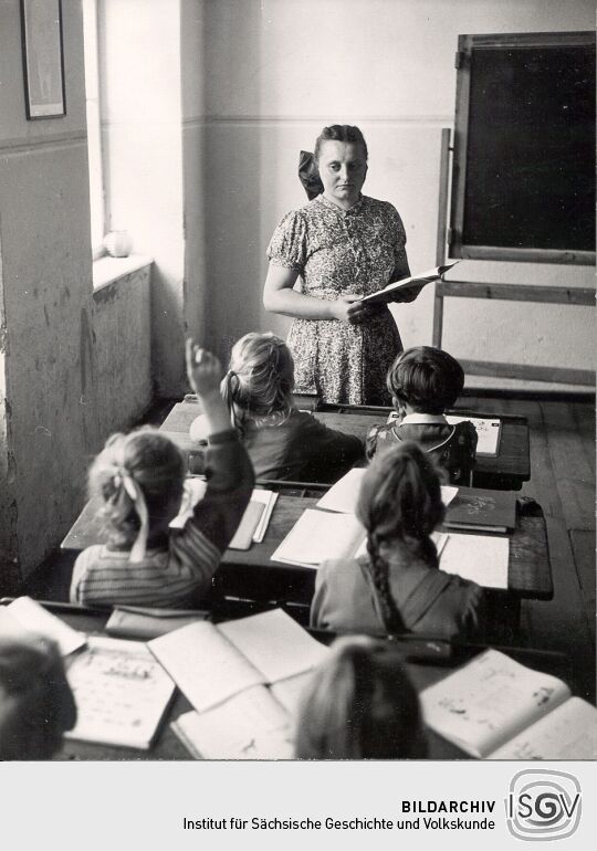 Lehrerin in Volkstracht in Crostwitz