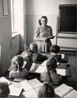 Bild: Lehrerin in Volkstracht in Crostwitz