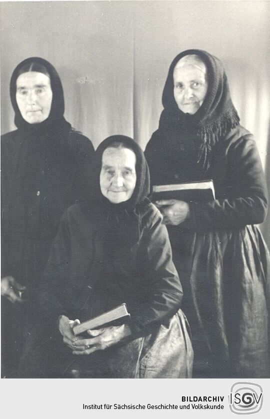 Kirchgangstracht der älteren Frauen in Bluno