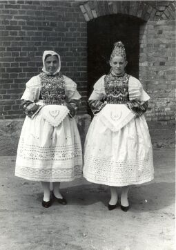 Bild: Brautjungfer und Brautführerin aus Bluno