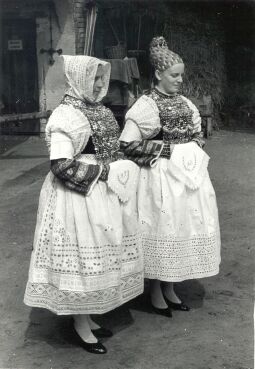 Bild: Brautjungfer und Brautführerin aus Bluno