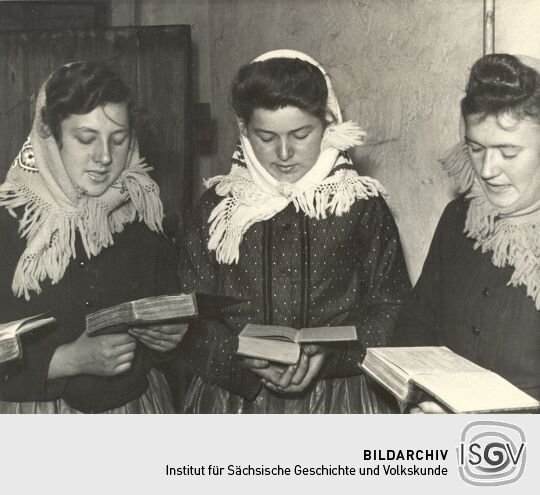 Singende Mädchen bei einer Hochzeit in Seidewinkel