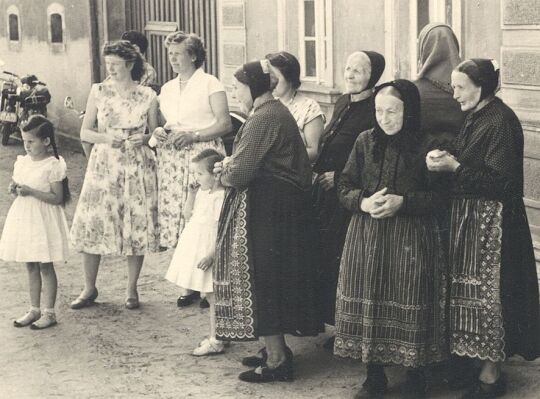 Frauen in der Hoyerswerdaer Tracht aus Spohla