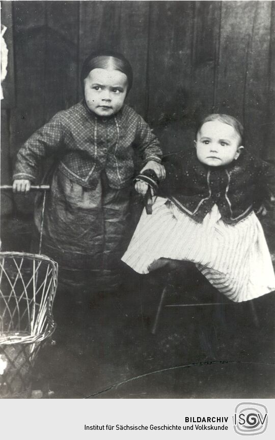 Die Mädchen- und Jungentracht aus Bluno