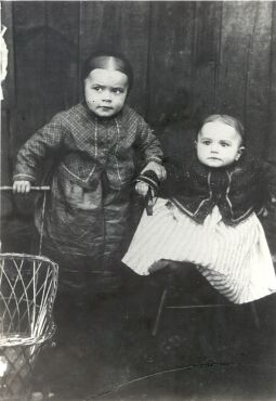 Bild: Die Mädchen- und Jungentracht aus Bluno