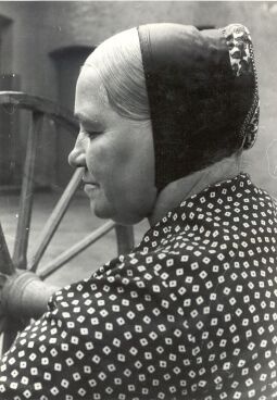 Bild: Frau aus Bluno am Spulrad