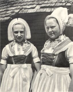 Bild: Festtracht aus Schleife