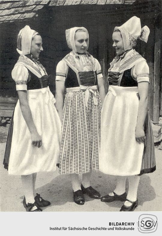 Mädchen in Festtracht aus Schleife