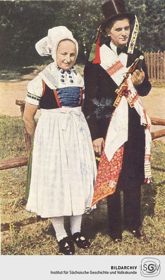 Eine Brautjungfer und verheirateter Hochzeitsgast in Schleife