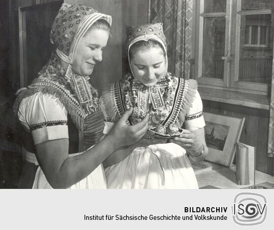Zwei Schleiferinnen in Tanztracht