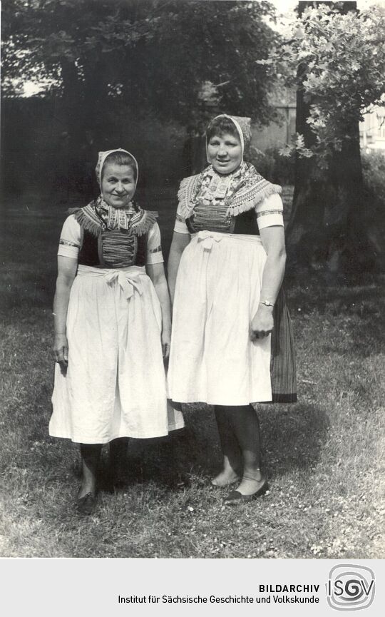 Mädchen in Tanztracht aus Schleife